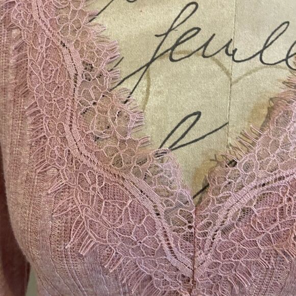 NWOT ALMOST FAMOUS LACE VNECK BLOUSE 3/4 SLEEVE - JUNIOR MEDIUM - Picture 2 of 8